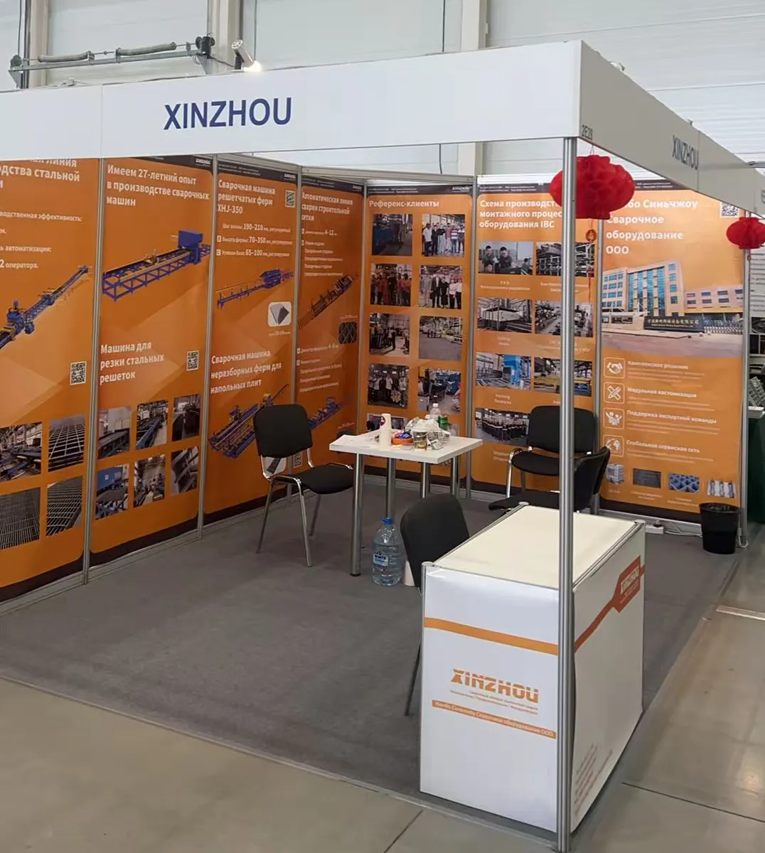 Xinzhou representatives speaking with an exhibition visitor