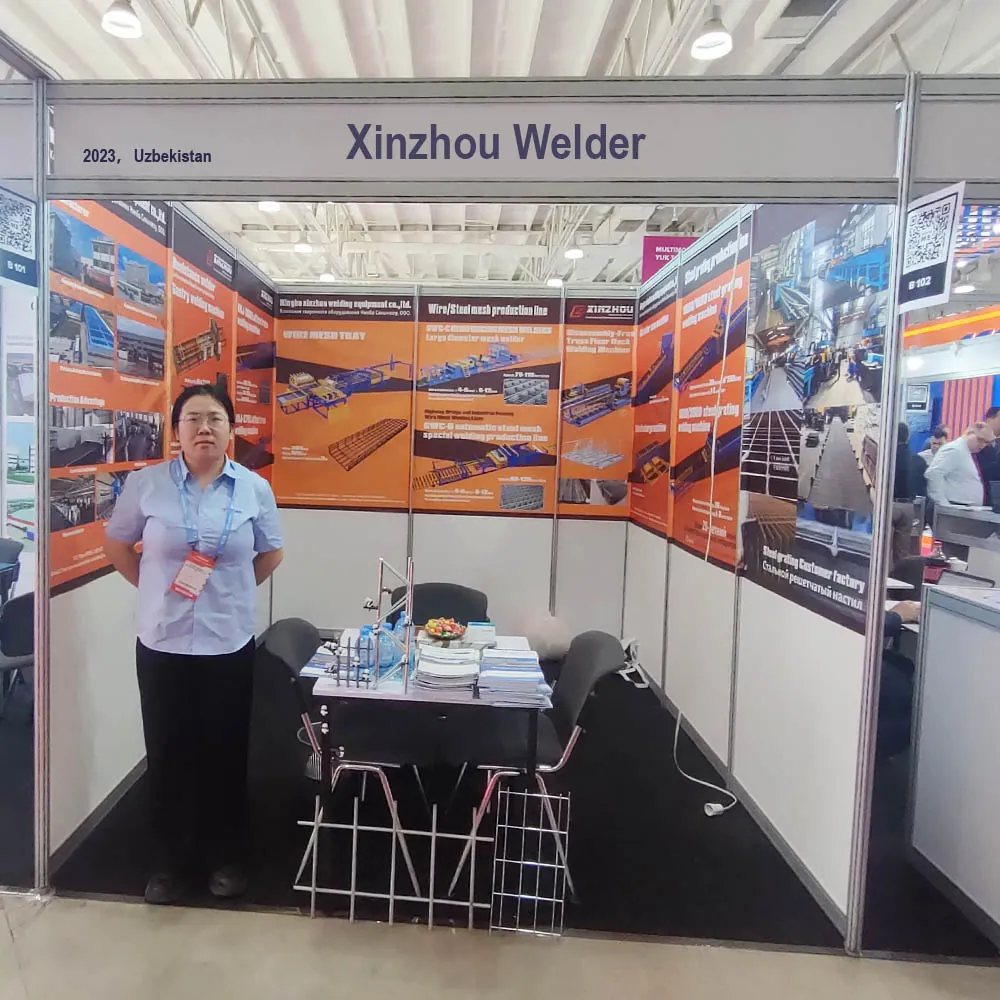 Xinzhou team discussing equipment with overseas visitors