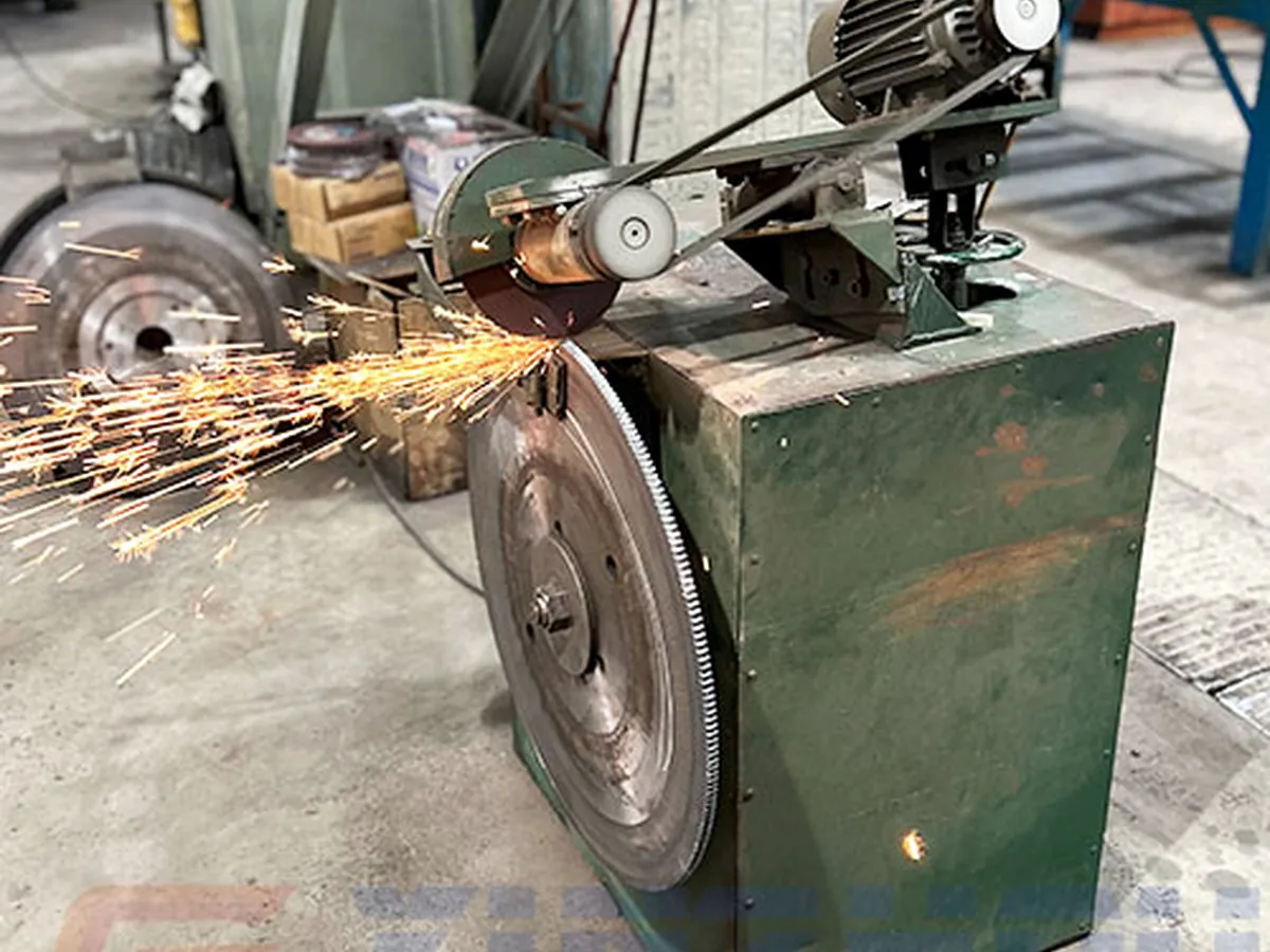Automatic gear grinding machine