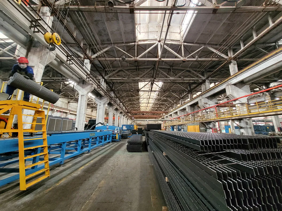 Integrated steel grating production system in a workshop